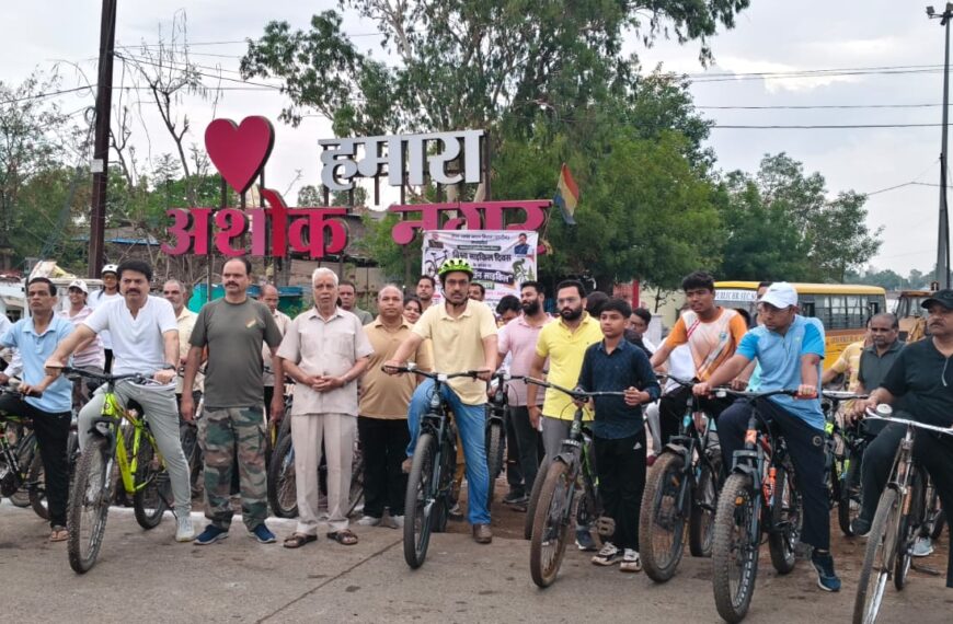 संडे ऑन साइकिल’ अभियान के तहत कलेक्टर साकेत मालवीय ने अफसरों संग चलाई साइकिल, पुरातात्विक स्थलों को जोड़ने का बनाया प्लान